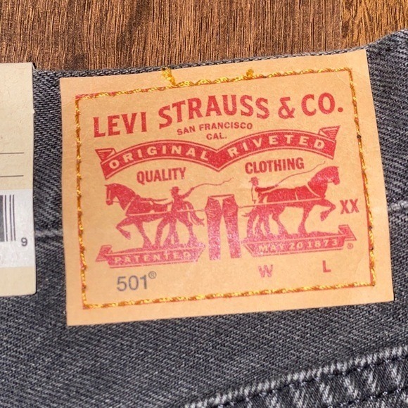 Levi's 501 Women's Black Denim Cutoff Shorts – Size 32 Red Tab Button Fly - Picture 2 of 8